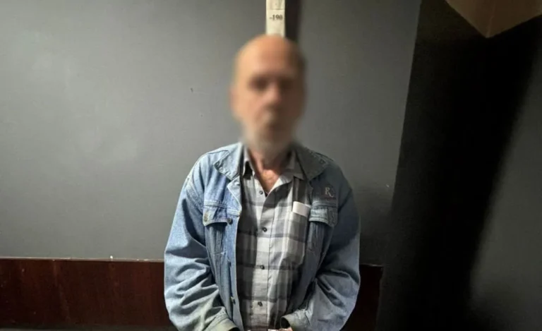 Чоловік, який напав з ножем на відвідувача ТРЦ в Києві, виявився колишнім військовим