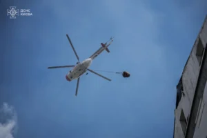 Здійснив 17 скидів води: у Києві до ліквідації наслідків російської атаки залучали авіацію