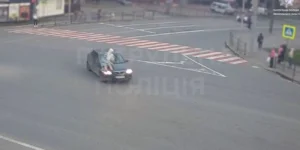 У Тернополі затримали водія, який катав пасажира на капоті