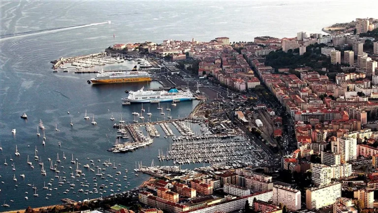 Французький парламент розгляне законопроєкт щодо нового конституційного статусу Корсики