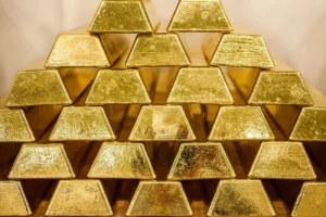 Золото дешевшає на тлі зміцнення долара та зростання оптимізму щодо торгівлі