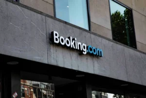 Понад 10 000 готелів вимагають компенсації від Booking.com
