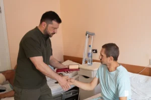 Зеленський відвідав поранених військових у Харкові: подробиці візиту