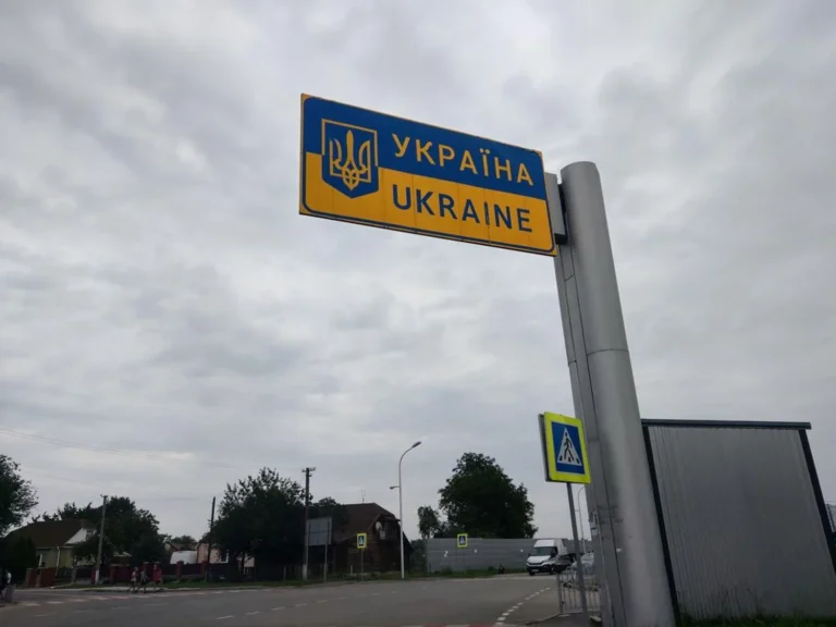 Зеленський доручив уряду розглянути спрощення перетину кордону для українців до 22 років