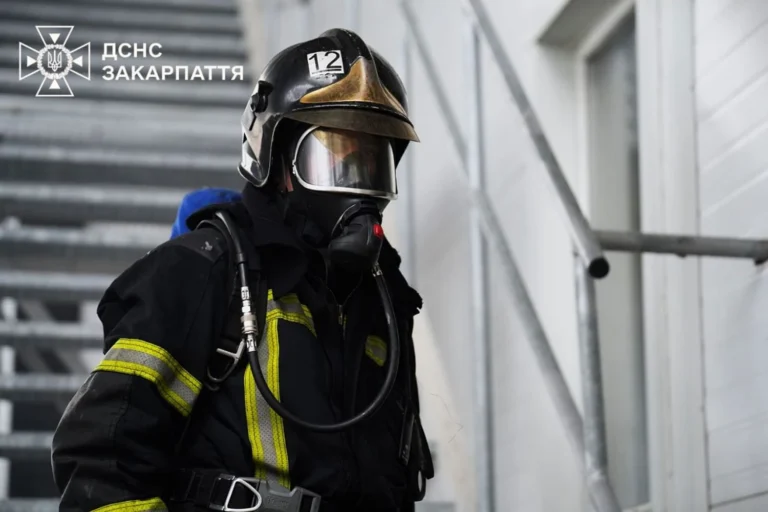 Ракетний удар рф по Мукачеву: ліквідовано масштабну пожежу на підприємстві