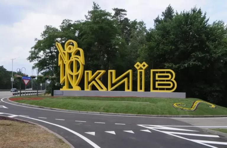 Ворожий дрон впав на дорогу у Києві - мер