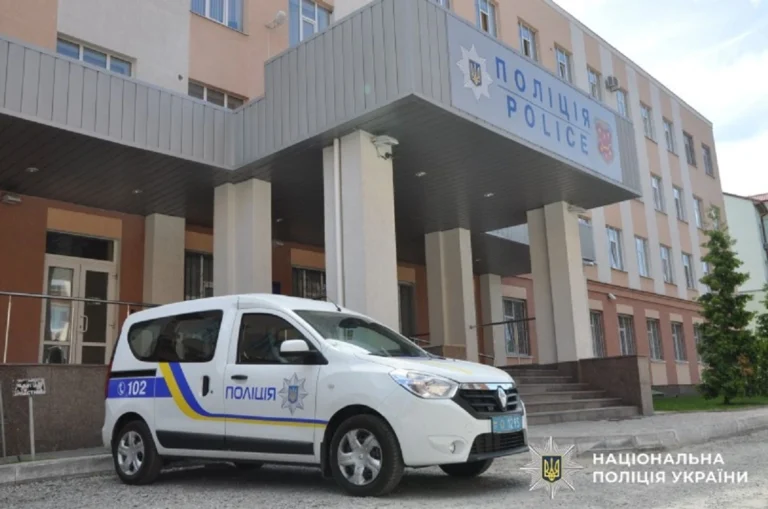 На Дніпропетровщині чоловік із ножем поранив рятувальників: зловмисника застрелила поліція