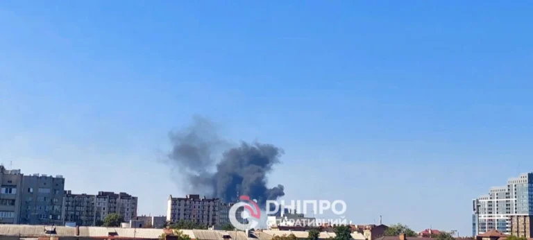 Масштабна пожежа спалахнула у Дніпрі: місто затягло чорним димом
