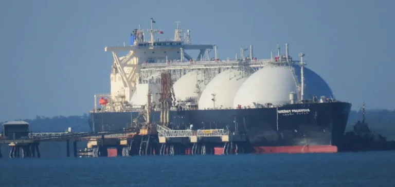 Другий танкер, що перевозить російський газ, пришвартувався в порту Китая - Reuters