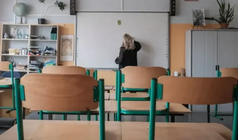 Кабмін планує поетапне збільшення зарплати вчителям на 50%