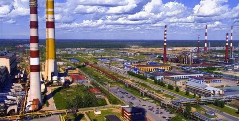 Російський нафтопереробний завод зупинив роботу ключової установку після атаки безпілотників - Reuters