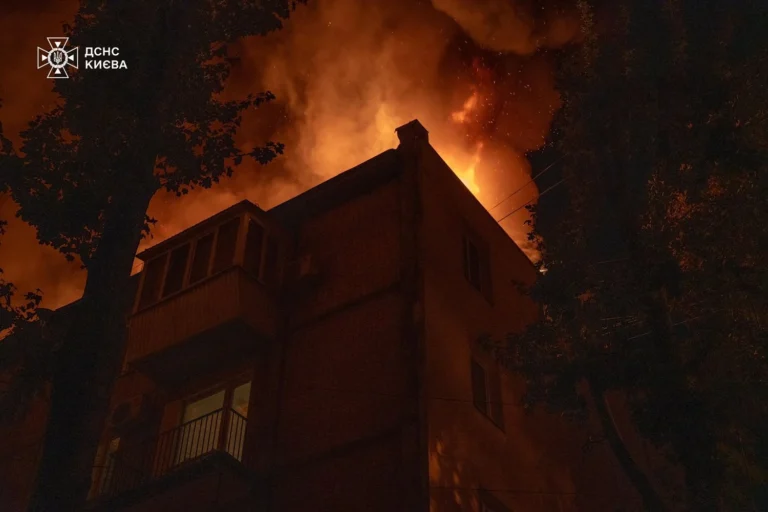 У Києві вночі 150 людей евакуювали через пожежу у п