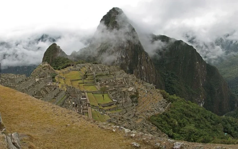 Понад 1400 туристів евакуйовано з Мачу-Пікчу через протести