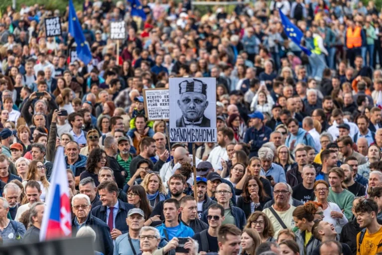 Тисячі словаків вийшли на протести проти заходів жорсткої економії та проросійської політики прем