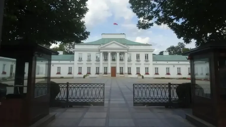 Українця вирішили депортувати з Польщі за запуск дрона над урядовими будівлями у Варшаві - ЗМІ