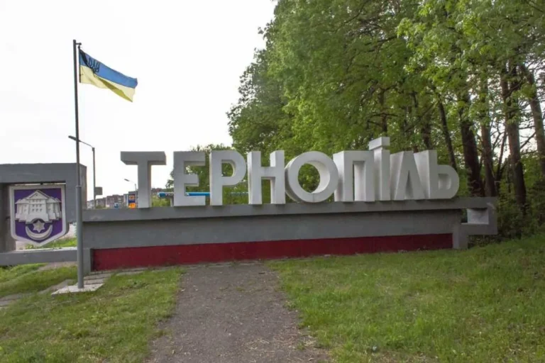 Водій у Тернополі збив двох військових під час перевірки документів