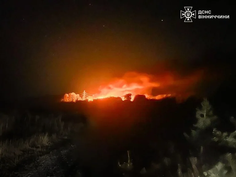 На Вінниччині після атаки рф загасили пожежу і відновили рух поїздів: показали наслідки