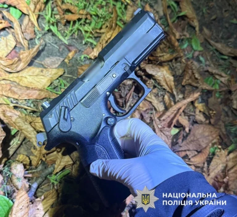 У Львові чоловік влаштував стрілянину з травматичної зброї посеред вулиці