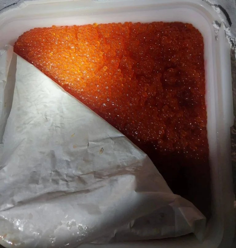 На кордоні зупинили спробу ввезення з Європи майже центнера російської ікри та крабів