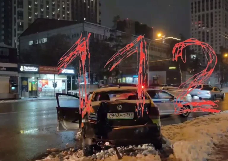 У рф авто каршерингу врізалось у натовп людей на зупинці, а потім в’їхало у кіоск