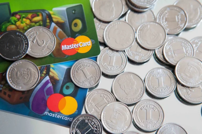 Працівниця банку в Києві перевела собі пів мільйона гривень з рахунків померлих клієнтів: їй повідомлено про підозру