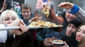 "Працюють за їжу": у сотнях муніципалітетів рф витрати на продукти перевищують 50% безготівкових платежів - розвідка