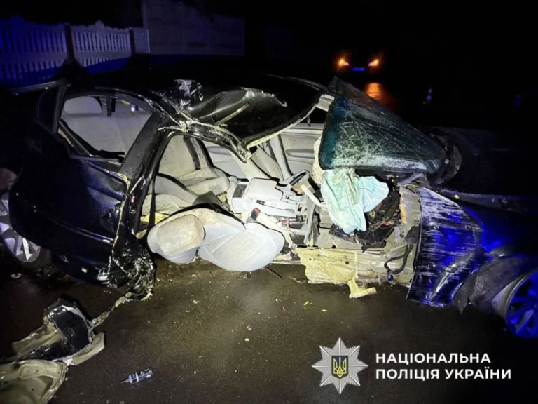 На Київщині 20-річний водій BMW розбився об електроопору: 16-річний пасажир загинув