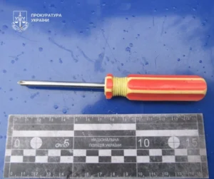 У Києві двоє чоловіків з ножем та викруткою напали на військового, який приїхав на лікування