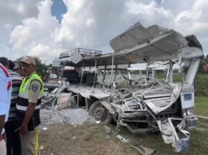 На півдні Індії вантажівка врізалася в автобус, загинуло щонайменше 20 людей