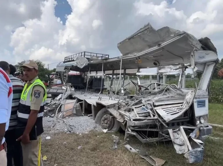На півдні Індії вантажівка врізалася в автобус, загинуло щонайменше 20 людей