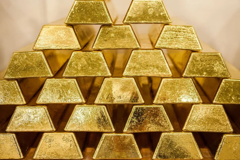 Золото стабілізувалося в ціні на тлі слабких даних із зайнятості в США та коментарів ФРС