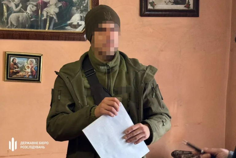 Військовий продавав чоловікам маршрути до Європи через віртуальні гаманці: на Закарпатті викрито