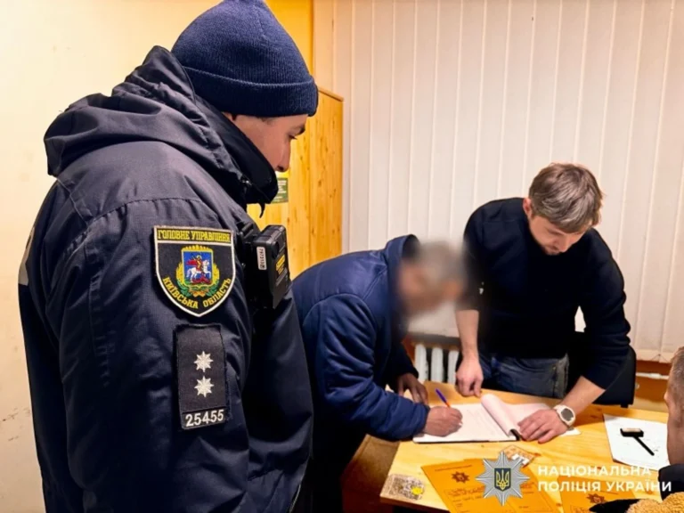 Під Києвом чоловік забив товариша до смерті пляшкою, сковорідкою та дитячим барабаном