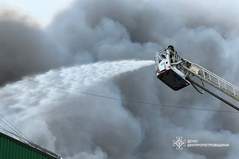 Стовп диму піднявся до небес: рф знищила склад марлі, бинтів та шин у Дніпрі