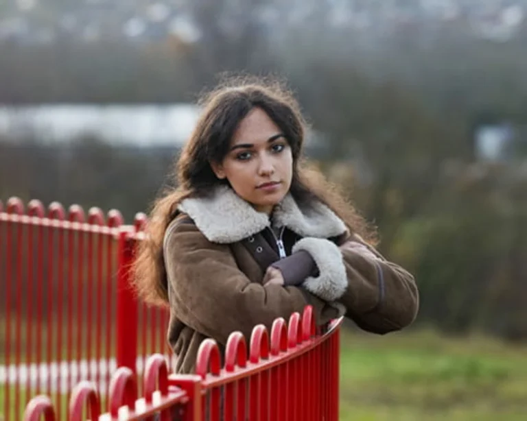 Українська біженка залишила британський коледж, який закликав її