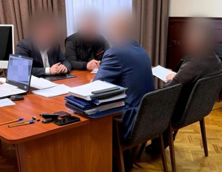 Заволоділи 100 000 доларів забудовника і обіцяли уникнути податків: адвокату і його помічнику оголосили про підозру