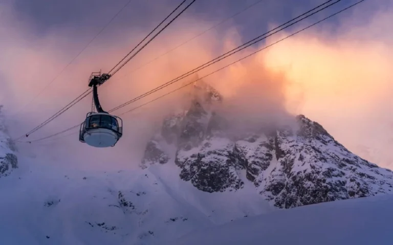 Дві особи загинули та кілька травмовано внаслідок серії лавин в італійських Альпах