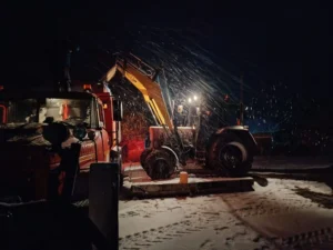 Негода в Україні: кількість ДТП подвоїлася за дві години, зі снігових заметів уже витягують автівки