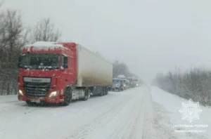 Рух вантажівок на трасі Київ-Чоп обмежили на Рівненщині через снігопад