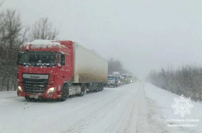 Рух вантажівок на трасі Київ-Чоп обмежили на Рівненщині через снігопад