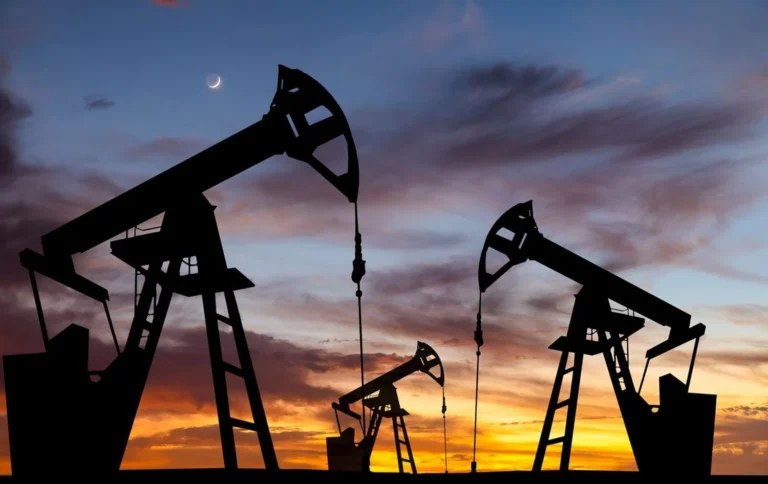 Виробництво нафти в рф різко впало в грудні через санкції США та атаки України - Bloomberg