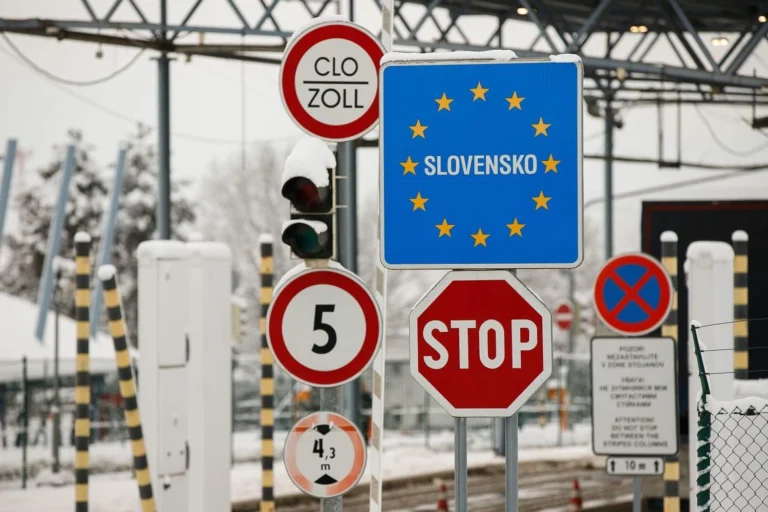 Хотів прорвати кордон і мало не збив прикордонника: водій автобуса