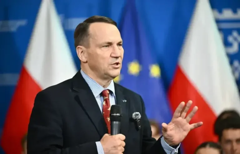 Сікорський заявив, що Європа заслуговує на участь у переговорах щодо України