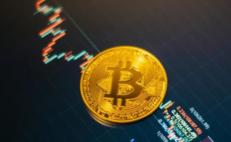 Біткойн обвалився нижче 65 тис. доларів