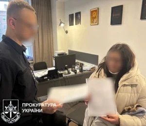 У Києві посадовицю ТЦК підозрюють у втручанні до реєстру військовозобов’язаних: їй загрожує до 15 років тюрми