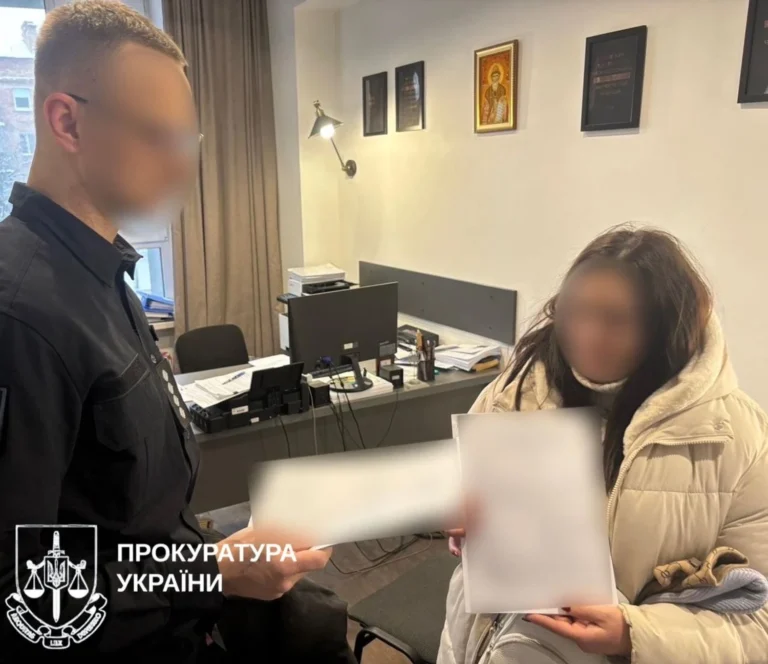 У Києві посадовицю ТЦК підозрюють у втручанні до реєстру військовозобов’язаних: їй загрожує до 15 років тюрми