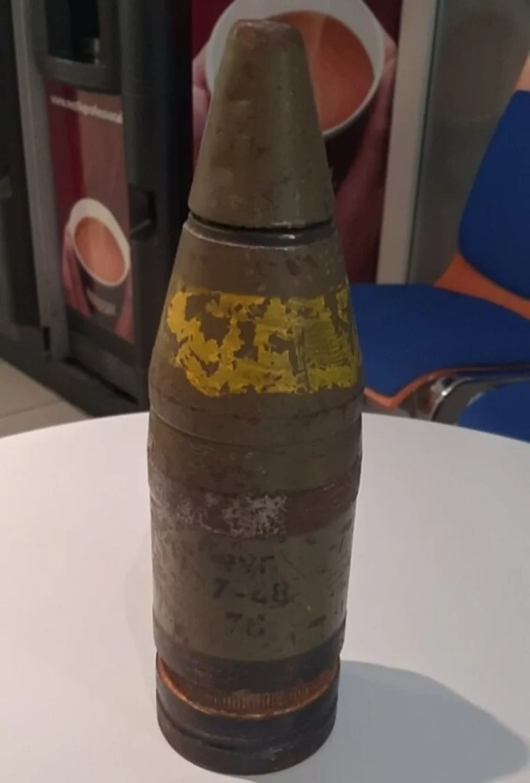 У Празі жінка принесла протитанкову ракету до поліцейського відділку