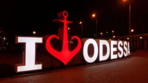 Ворог атакував Одесу безпілотниками: пошкоджено багатоповерхівку та об