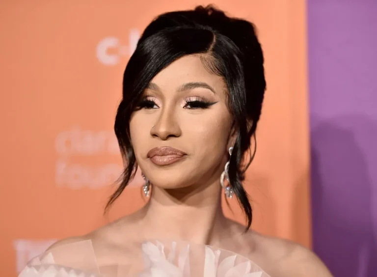 Cardi B зі сцени заявила що більше не у стосунках із батьком своєї дитини