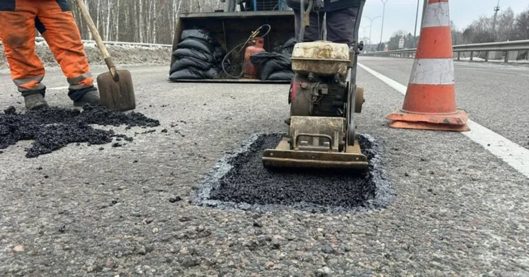 Уряд виділяє 3 млрд грн на ямковий ремонт доріг країни, зокрема у прифронтових регіонах
